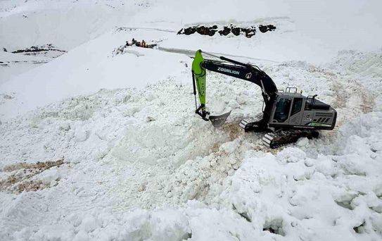 Şırnak'ta çığ düşen yolu açmak için ekipler seferber oluyor