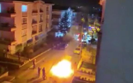 Kayınvalidesinin evinin önünde aracını yakıp, havaya ateş açtı