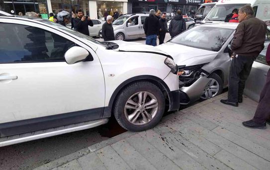 Erzincan'da Trafik Kazası: 2 Yaralı