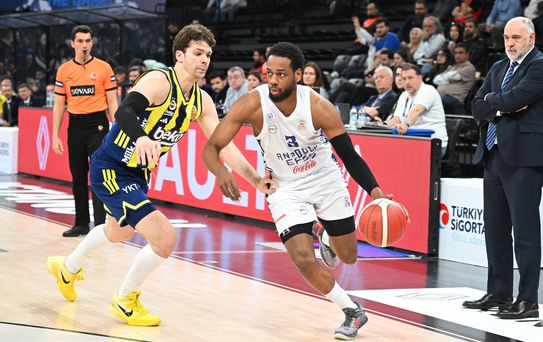 Fenerbahçe, Anadolu Efes'i Mağlup Etti