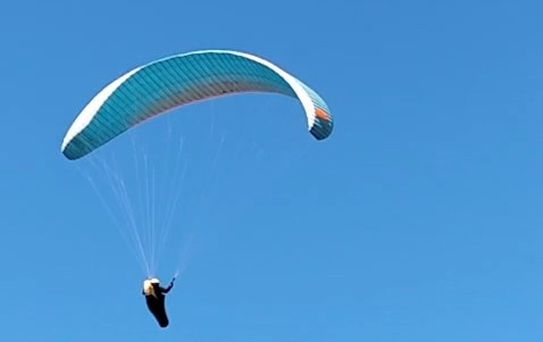 Yamaç Paraşütçüsüne Eğlenceli Çay Daveti