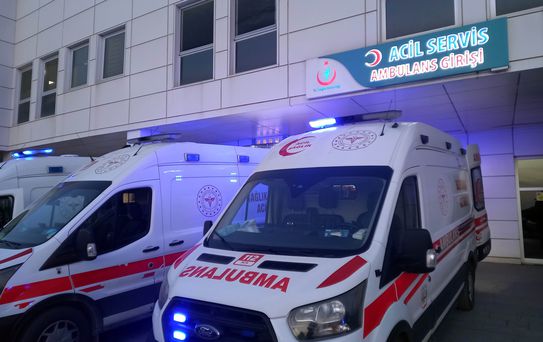 Yüksek sesle konuşan müşteriyi uyaran garson, bıçakla ağır yaralandı