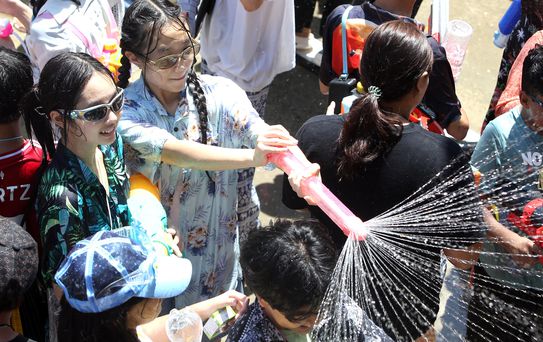 Tayland'da Renkli Songkran Festivali