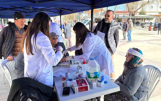 Deprem sonrası doktorlardan Sındırgı'ya özel ilgi