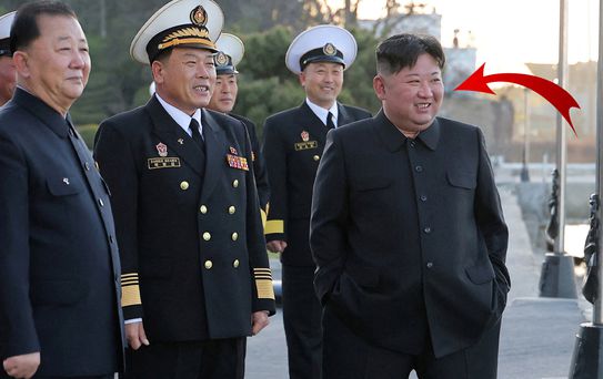 Gemiden atılan füze testini izleyen Kim'in keyifli anları dikkat çekti