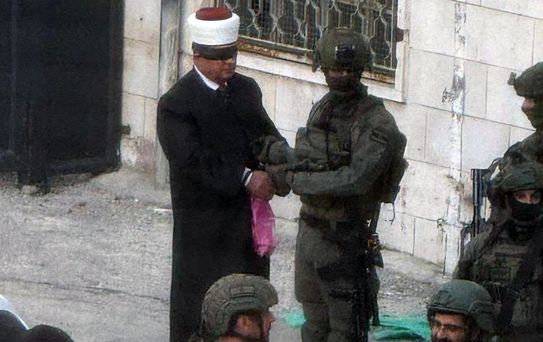 İsrail askerleri Filistinli eski bakanı ellerini ve gözlerini bağlayarak gözaltına aldı