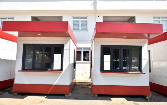 Kepez'e kırmızı-beyaz modern ekmek büfeleri