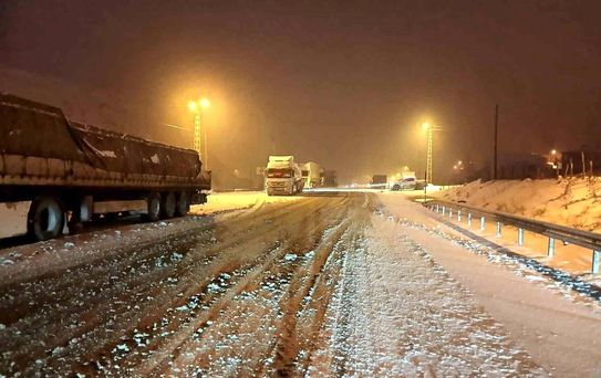 Kop Dağı Geçidi'nde Buzlanma, Araçlar Yolda Kaldı