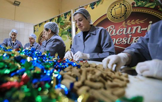 41 çeşidi karıştırıldı, kazanlar kaynadı! Tonlarca mesir macunu saçılacak