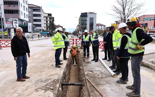 Merzifon'un içme suyu projesinde boru döşeme çalışması sürüyor