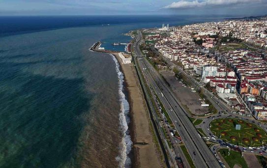 Trabzon'da Fırtına Kıyıları Çamurla Doldurdu