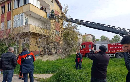 Genç, Evi Ateşe Verip Babasını Aradı
