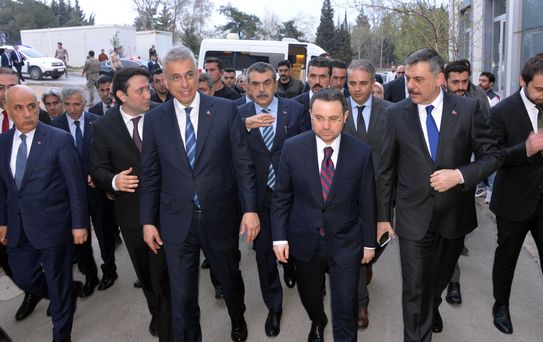 Bakanlar Yaralı Öğrencileri Ziyaret Etti