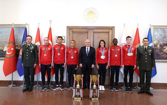 Bakan G&uuml;ler, Şampiyon Askeri Sporcuları Kabul Etti
