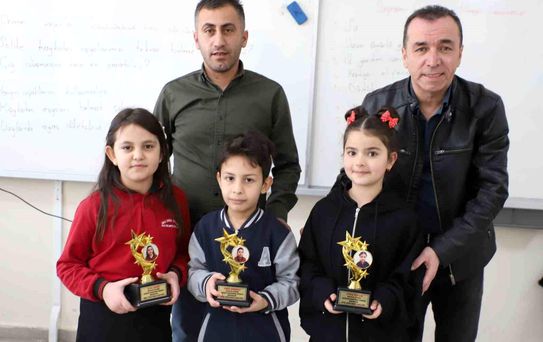 Hakkari'de Öğrencilere Hikaye Kitabı Ödülleri