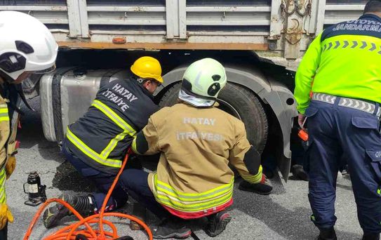 Tır şoförü, kendi tırını tamir ettiği esnada aracın hareket etmesiyle ezilerek can verdi
