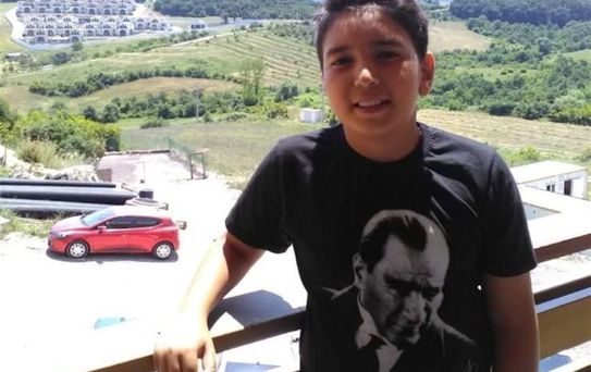 8 yıl önce tüfekle öldürülen Kerem'in ailesinin avukatı duruşma salonunda bastonla olayı canlandırdı