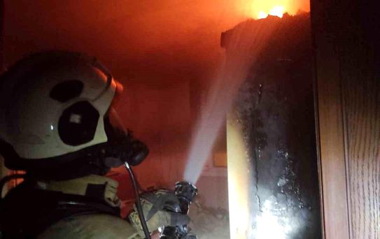 Arsuz'da ev alevlere teslim oldu