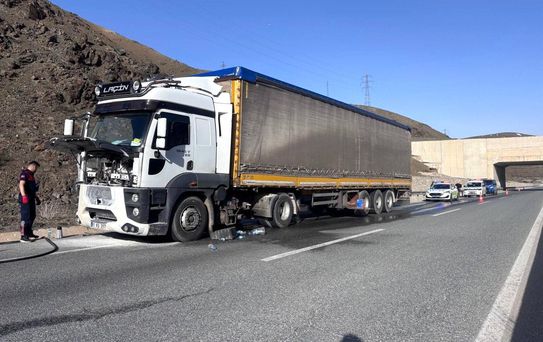 Erzincan-Sivas Karayolunda Tır Yangını