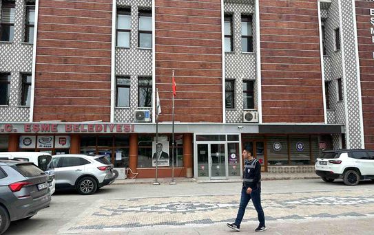 Eşme Belediyesi'ne yönelik 'irtikap' soruşturması kapsamında Başkan Tozan, eşi ve 3 şüpheli gözaltına alındı