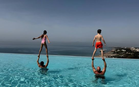 İngiliz oyuncu Jason Statham'dan sonsuzluk havuzunda poz