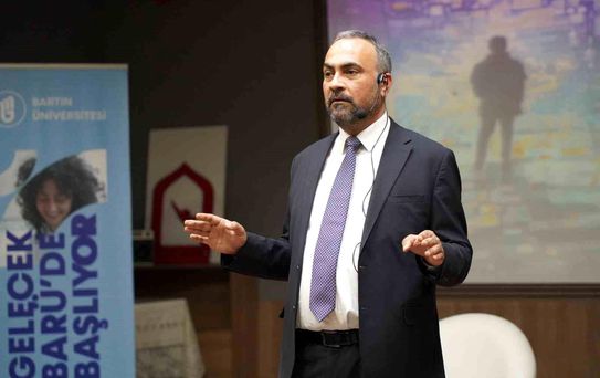 Rektör Akkaya lise öğrencilerine etkili dinleme yöntemlerini anlattı