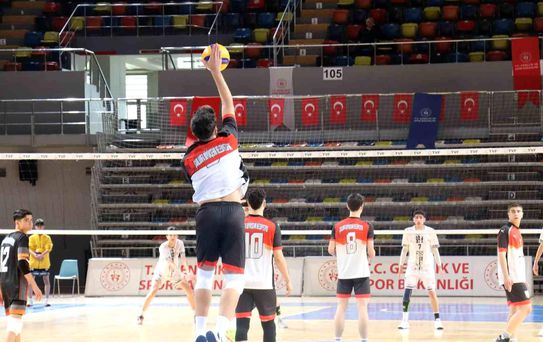 Şanlıurfa Büyükşehir Belediyesi genç erkekler voleybol takımından filede ikinci galibiyet