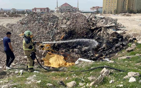 Tutuşan atık malzemeler itfaiye ekiplerince söndürüldü