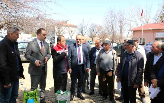 Çayırlı'da 133 çiftçiye 10 ton yonca tohumu desteği