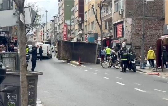 Kağıthane'de Kamyon Devrildi
