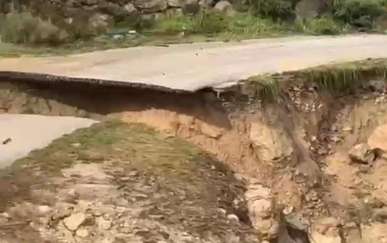 Mersin'de Sağanak Sel, Yol Çöktü