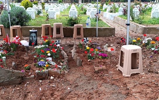 Yan yana toprağa verilen 4 öğrencinin mezarında yürek yakan not