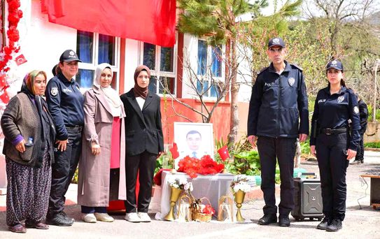 Şehit polisin adı memleketi Feke'de okula verildi