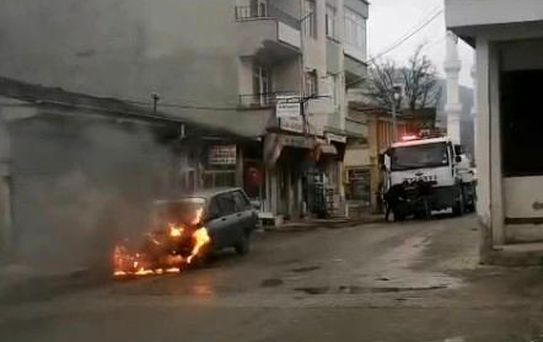 Seyir halindeki otomobil alev alev yandı