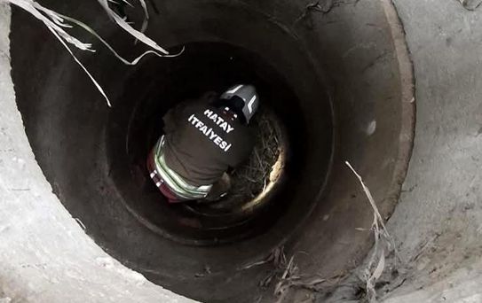Antakya'da kuyuya düşen köpeği itfaiye kurtardı