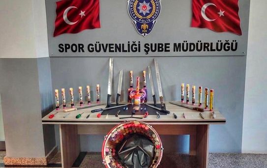 Kocaelispor-Göztepe Maçında Kaçak Meşale ve Kesici Aletler Ele Geçirildi