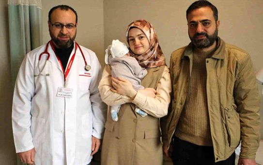 Diyarbakır'da Nadir Hastalık Ameliyatla Aşıladı