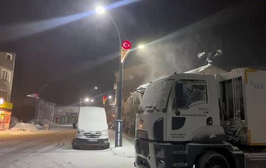 Karayazı'da Yoğun Kar Yağışı Devam Ediyor