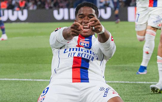 Lyon'dan PSG'ye şampiyonluk yolunda çelme