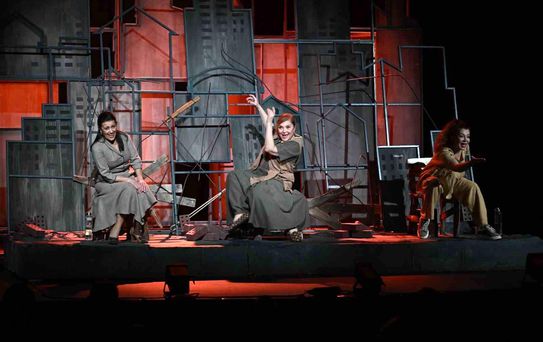 'Sen İstanbul'dan güzelsin' oyunu Manisalıları büyüledi