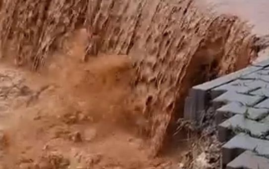 Siirt'te sağanak; Yollar çöktü, ev ve iş yerlerini su bastı