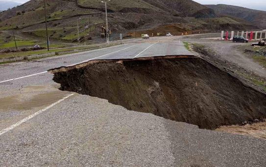 Siirt'te Şiddetli Yağışlar Yol Çökmesine Yol Açtı