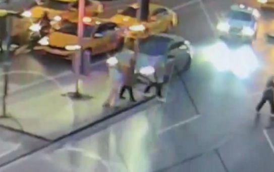 Bayılan sürücü direğe çarptı, direk yayayı ezdi! Yaşam savaşı veriyor