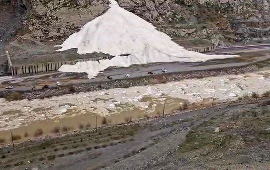 Hakkari'de Sümbül Dağı'ndan Çığ Düşüyor