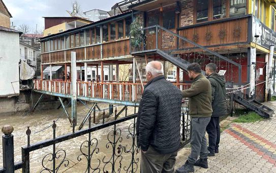 Çatak'ta aşırı yağış nedeniyle köprü ve üstündeki kafe tedbiren kapatıldı