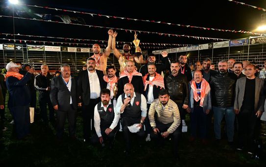 Kepez'de 12 yıl sonra er meydanı kuruldu: 984 pehlivan kıyasıya mücadele etti