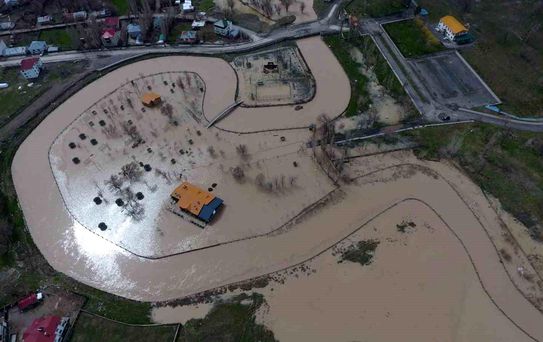 Muş'ta Sağanak Yağış Dere Taşırdı