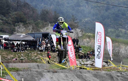 Motosikletler uçtu