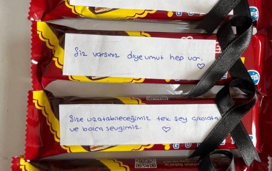 Öğrenciler, üzerine notlar yazdıkları çikolataları öğretmenlerine ikram etti