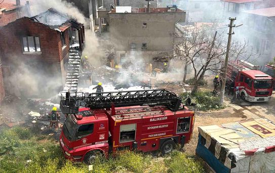 Edremit'te korkutan çöp ev yangını